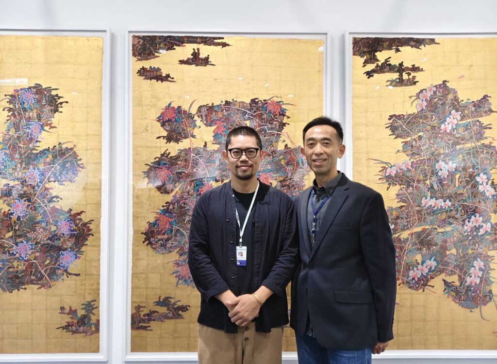 國父紀念館館長王蘭生與中山獎得主曾霆羽於水墨作品前合影。（記者 陳安婷/攝）