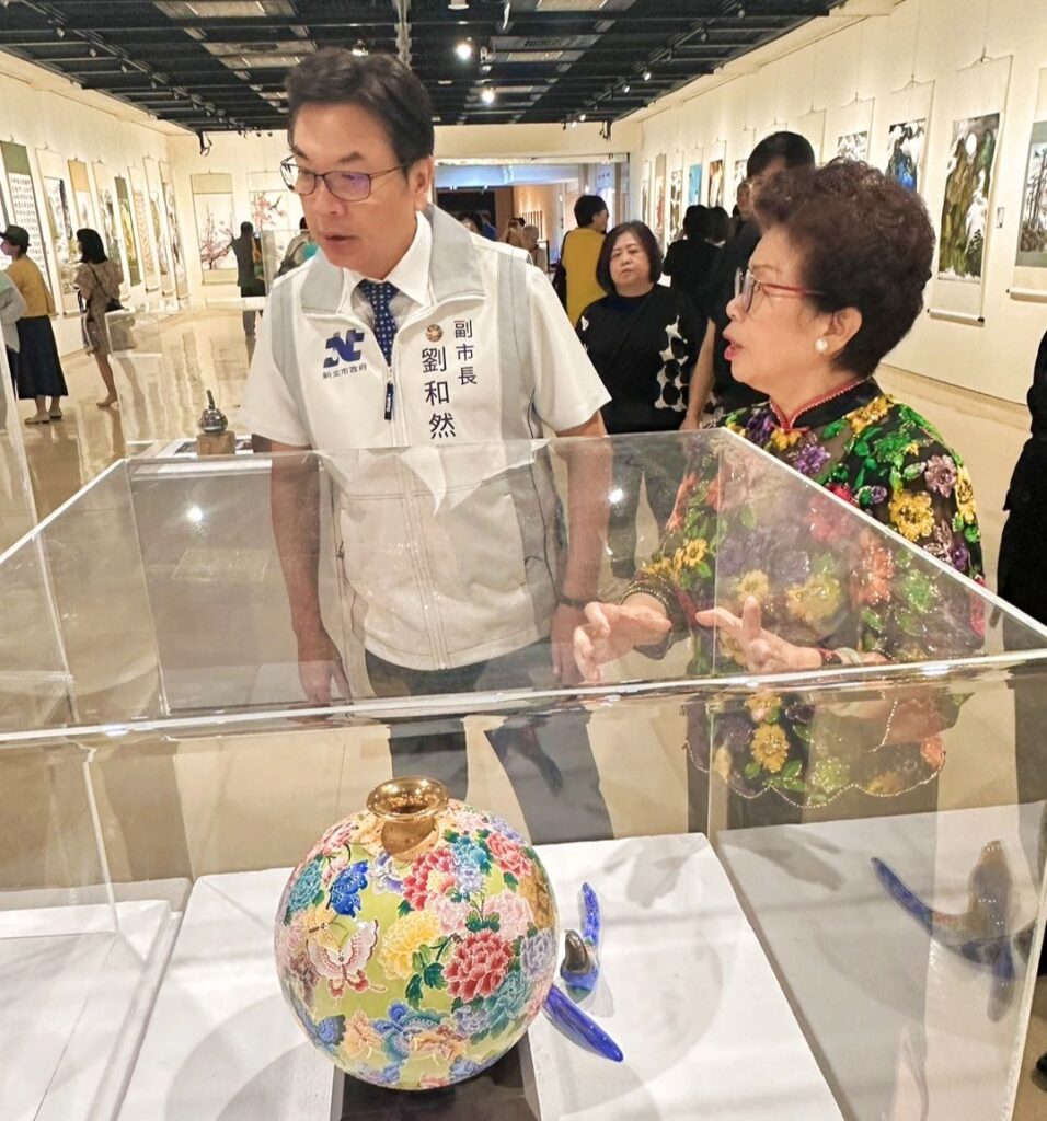 ▲在中華文耀協會創會理事長呂玉環(右)的導覽下,新北市副市長劉和然在聆賞作品過程顯得有極高的興致。(記者 辛澎祥/攝)