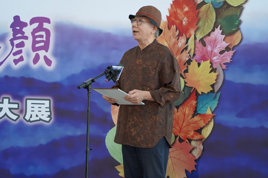 策展人陳景林以台語朗誦詩作「福爾摩沙的容顏」。(圖/文化局提供)