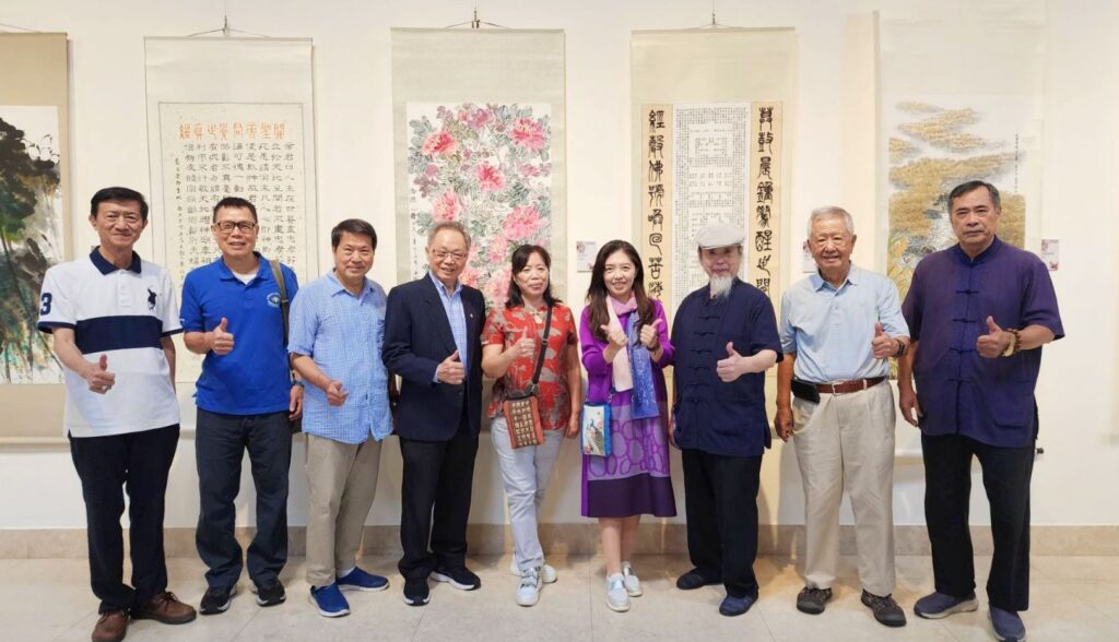 ▲參加書法開筆的多位書法家們,為參加聯展開幕式活動而顯得相十分開心。(記者 辛澎祥/攝)