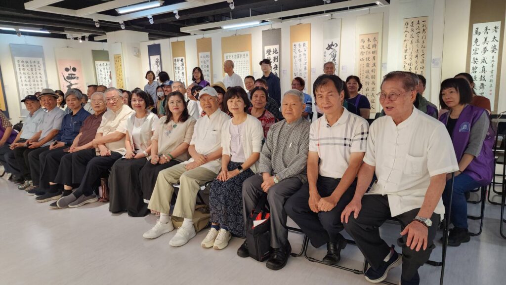 ▲受邀出席開幕式並提供作品參展的書會會長及書界領導人共聚一堂，場面熱烈。（記者 辛澎祥/攝）