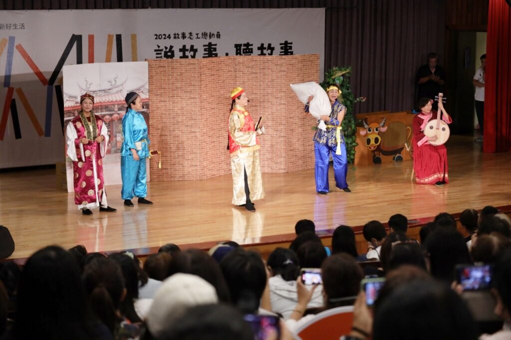 小鯨魚劇團台語演出，以生活化方式呈現經典民間傳說「嘉慶君遊台灣」 。（圖/文化局提供）