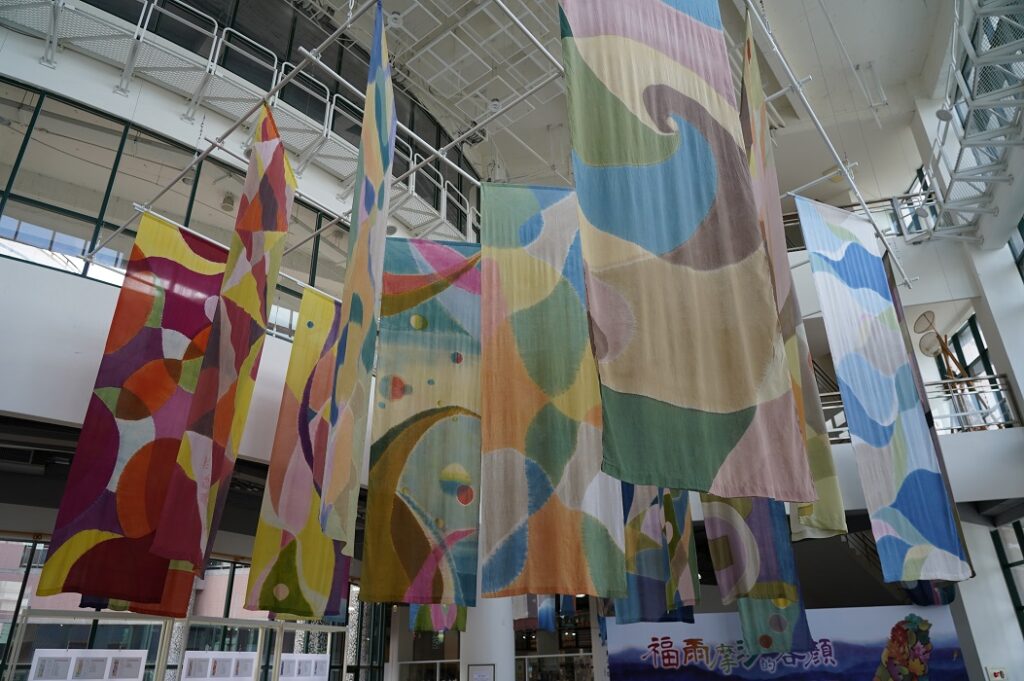纖博館大廳展陳以24節氣發想詮釋的臺灣經典配色裝置藝術。（圖/文化局提供）