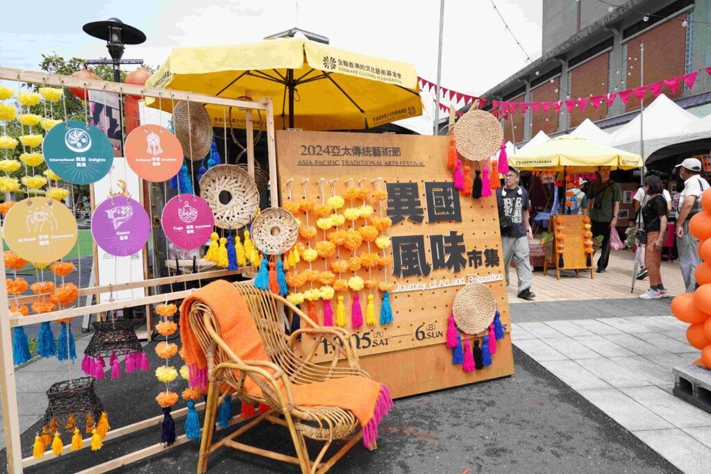 ▲廣場擺出具特色的文創商品,極具異國風味。(圖/文化部 提供)