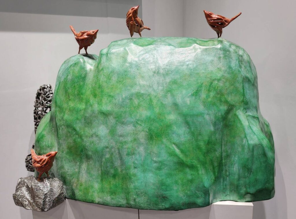 ▲雕塑成形的作品帶給觀者充滿立體感的視覺悸動,成為展場焦點。(記者 辛澎祥/攝)