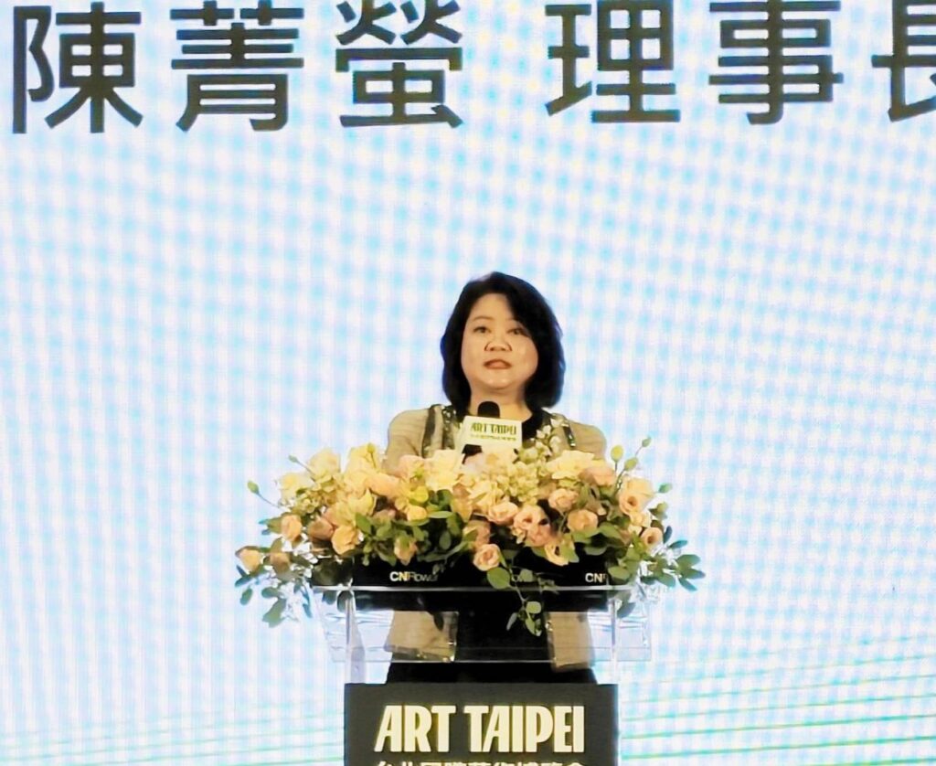 ▲中華民國畫廊協會理事長陳菁螢以藝博會主辦方的身份說明今年展覽活動舉辦的意義與寓存的文化價值。(記者 辛澎祥/攝)
