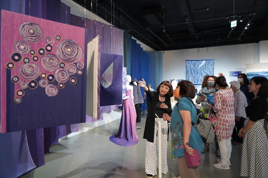 臺灣經典百色大展呈現天然染色之美。(圖/文化局提供)