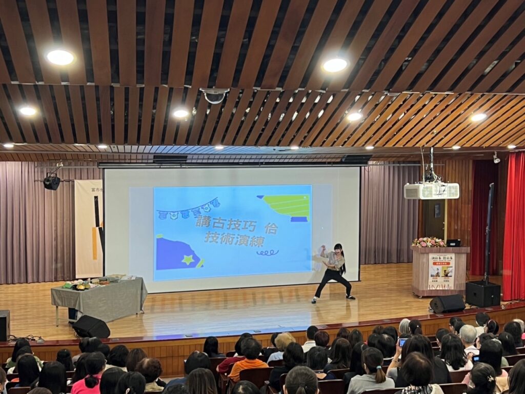 夾腳拖劇團示範如何為故事注入情感與色彩。（圖/文化局提供）