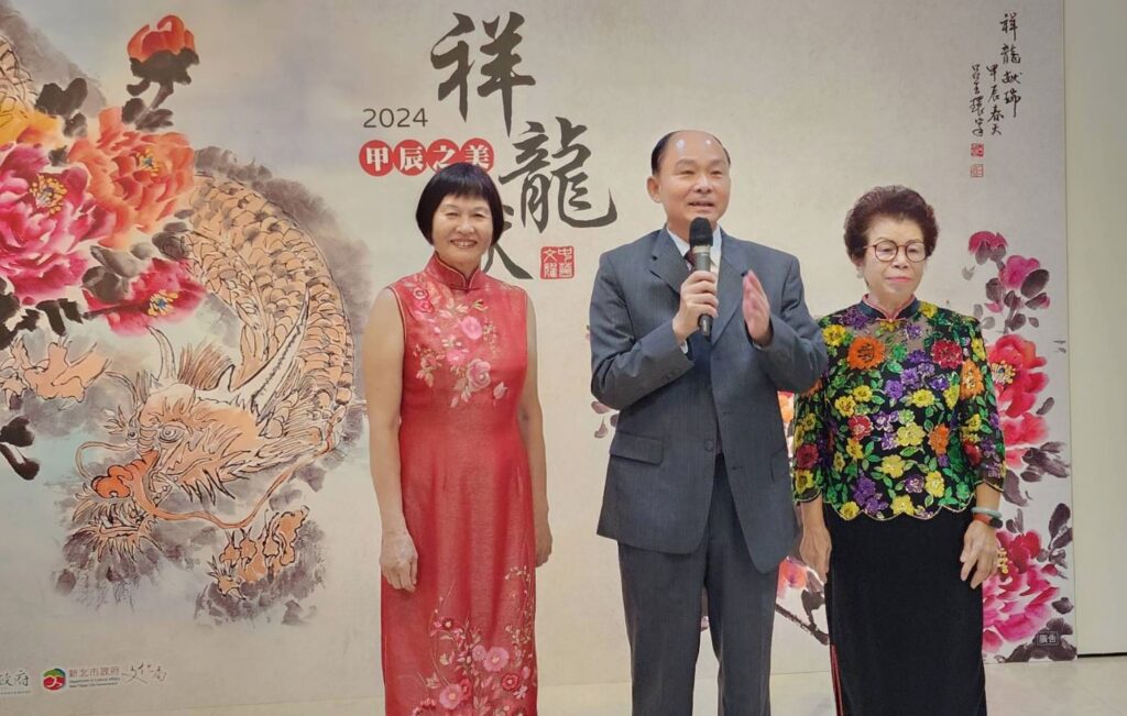 ▲中華文耀文教經貿交流協會顧問團團長楊文鎮將軍(中)在開幕式上侃侃而談創會的歷程與令人難望的故事。(記者 辛澎祥/攝)