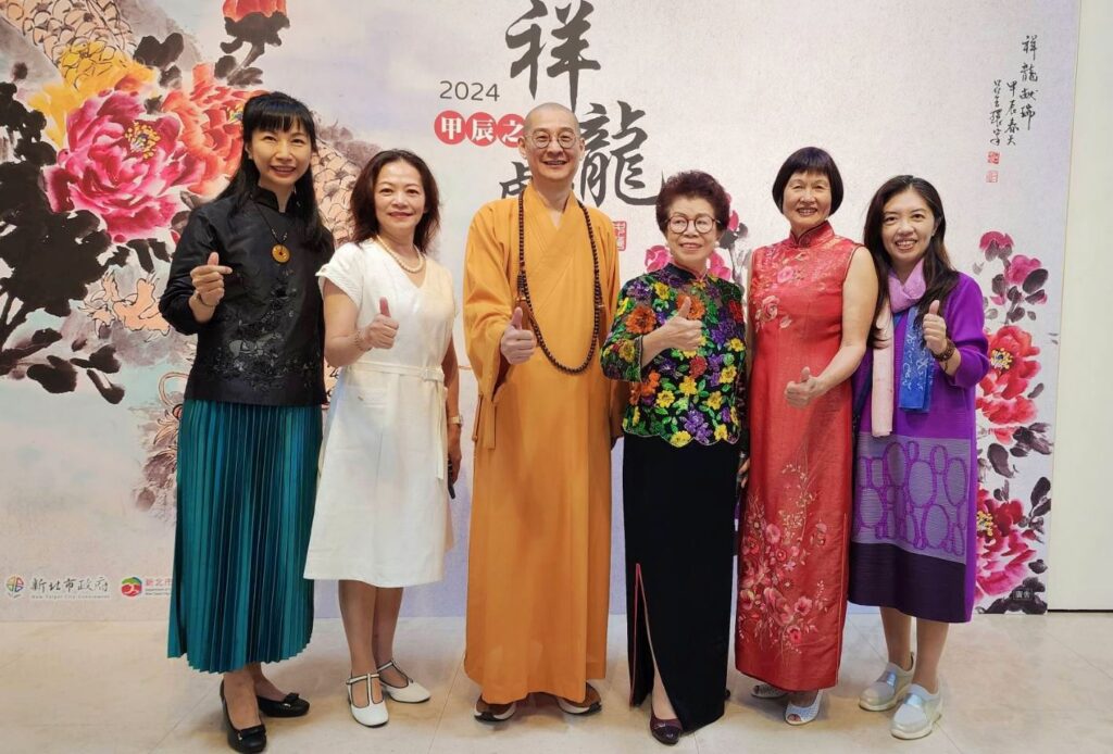 ▲廣修禪寺住持大慧法師(左三)及創會理事長呂玉環(右三)與參展藝術家展場開心合影留念。(記者 辛澎祥/攝)