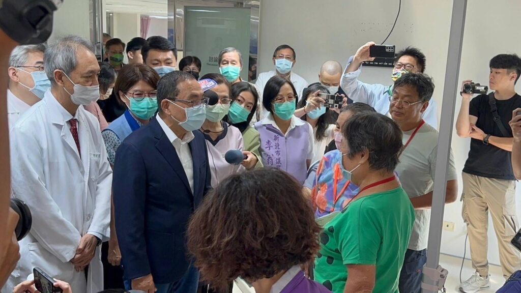 ▲侯友宜市長（中）與農漁民長者進行健檢活動。（圖/新北市農業局 提供）