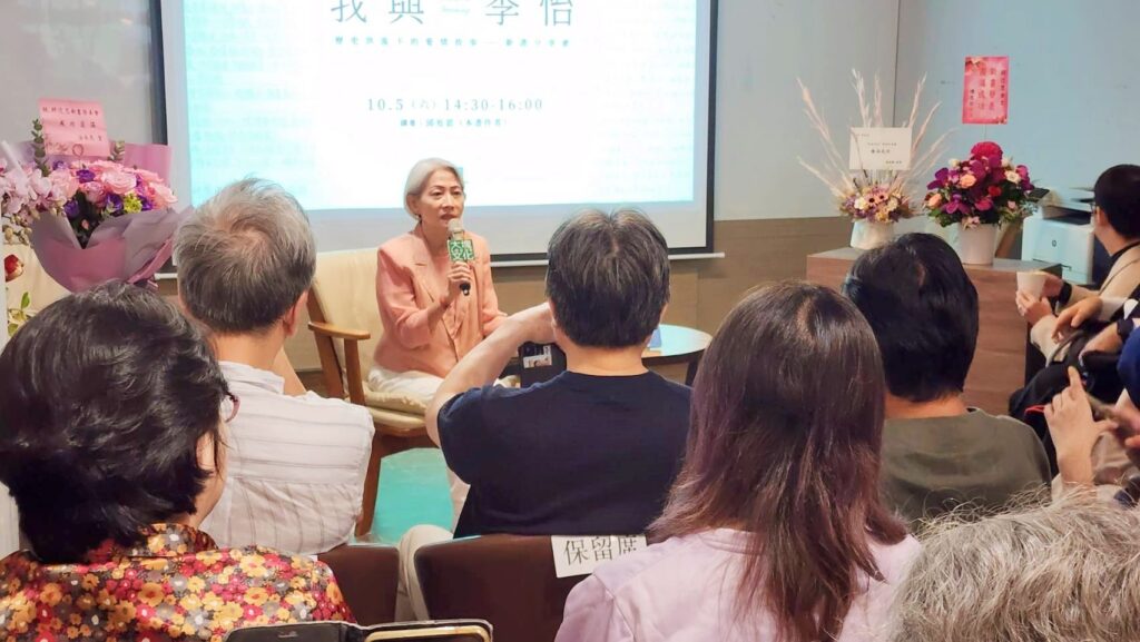 ▲邱近思在新書分享會上娓娓道來她寫書的心路歷程,對當時臺港新聞工作與李怡的互動過程,也有完整的描述。(記者 辛澎祥/攝)