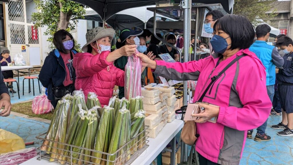 ▲三芝筊白筍在活動現場受到消費者的踴躍購買。(圖/新北市農業局 提供)