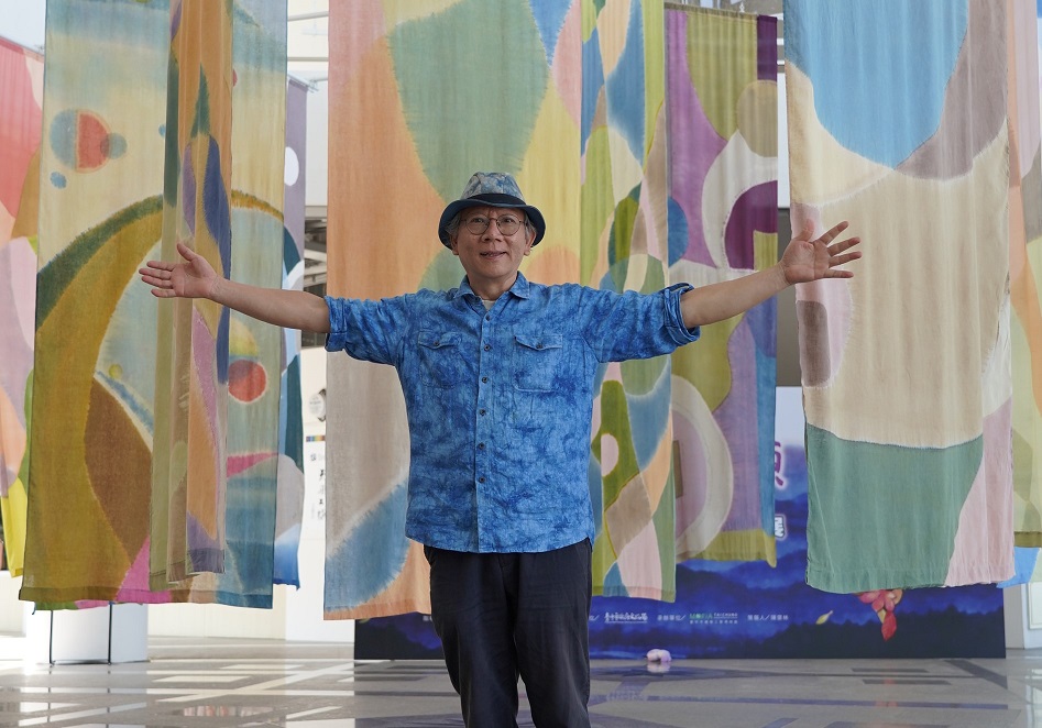 國家工藝成就獎得主陳景林老師於中市纖博館策劃臺灣經典百色大展。（圖/文化局提供）