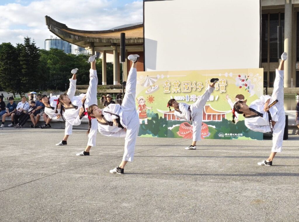 國立體育大學的女性運動員跆拳道表演。（記者 陳安婷/攝）