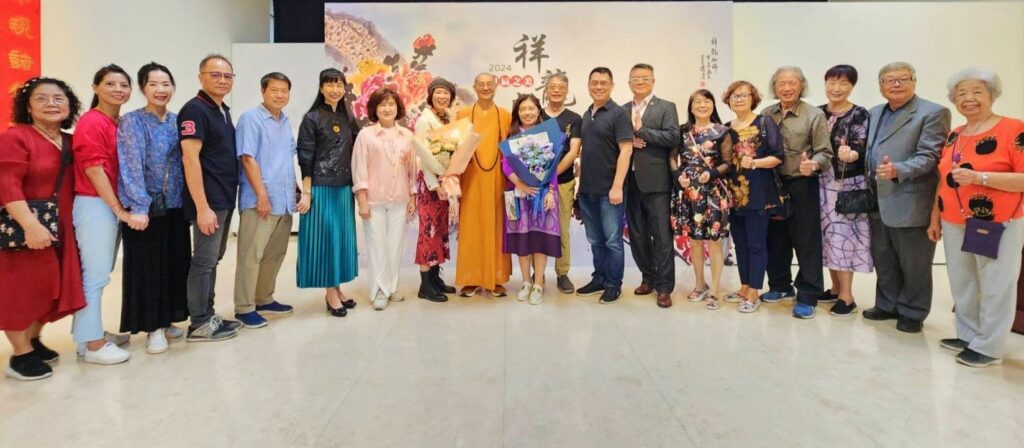 ▲出席開幕式的參展藝術家開心合影留念。(記者 辛澎祥/攝)