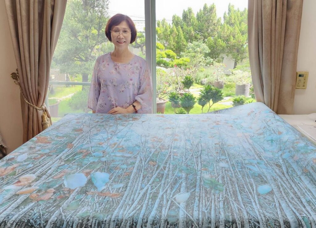 ▲創作時的愉悅與專注，反應在作品中所呈現亮麗多彩，也帶給觀者視覺上的質樸與美感。（記者 辛澎祥/攝）
