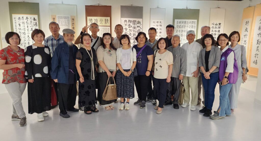 ▲參展的名家大師與顧問會員們，開心在展場合影留念。（記者 辛澎祥/攝）