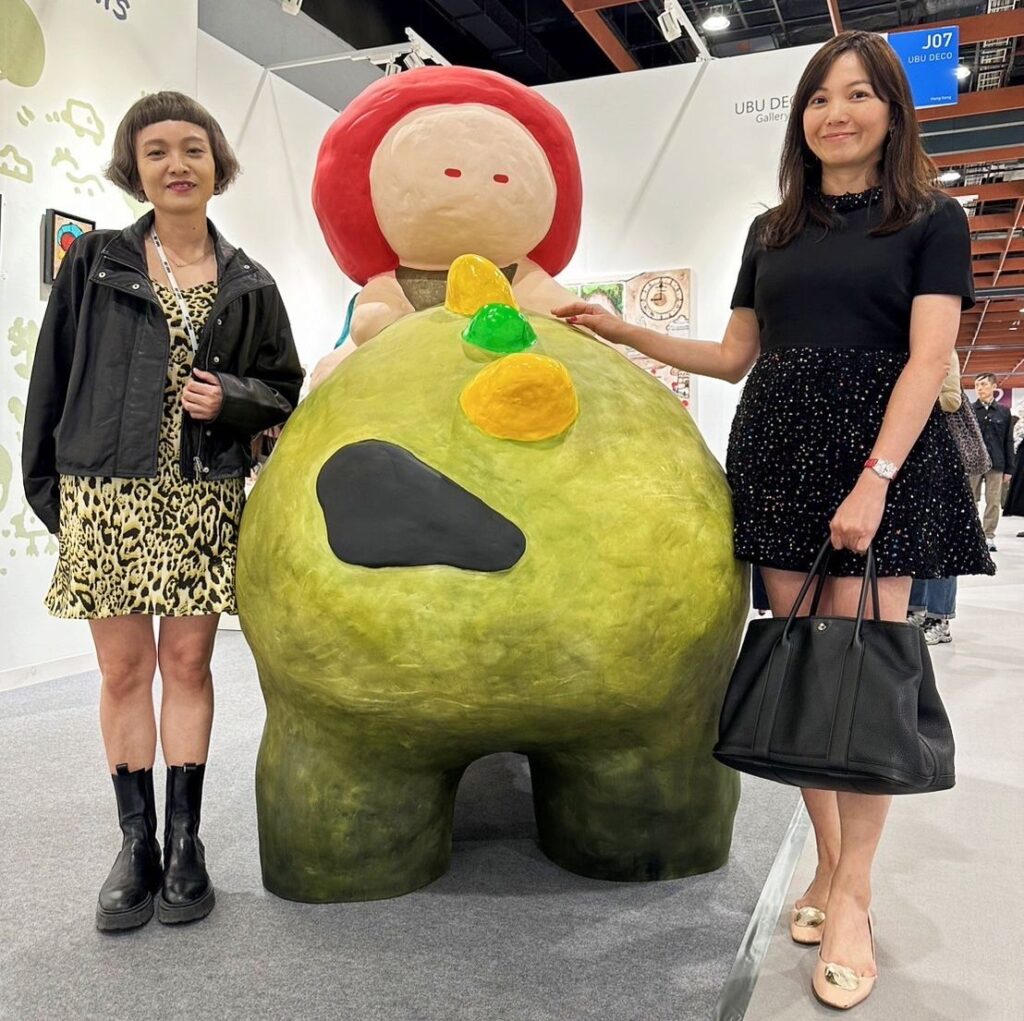 ▲熱愛藝術的企業主楊雅婷(右)支持年輕有創意的畫家寧芮潔,樹立企業與藝術結合的新典範。(記者 辛澎祥/攝)