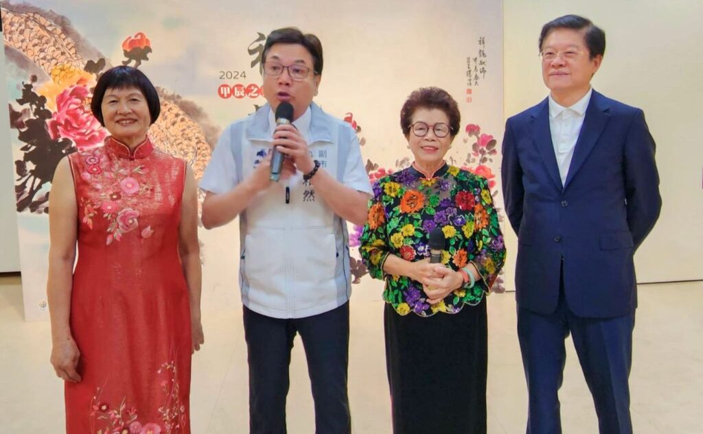 ▲中華文耀協會書畫聯展開幕式,新北市副市長劉和然(左二)致詞時表達對參展藝術家林士森理事長(左一)及創會理事長呂玉環(右二)的道賀。右一為立法委員羅明才。(記者 辛澎祥/攝)