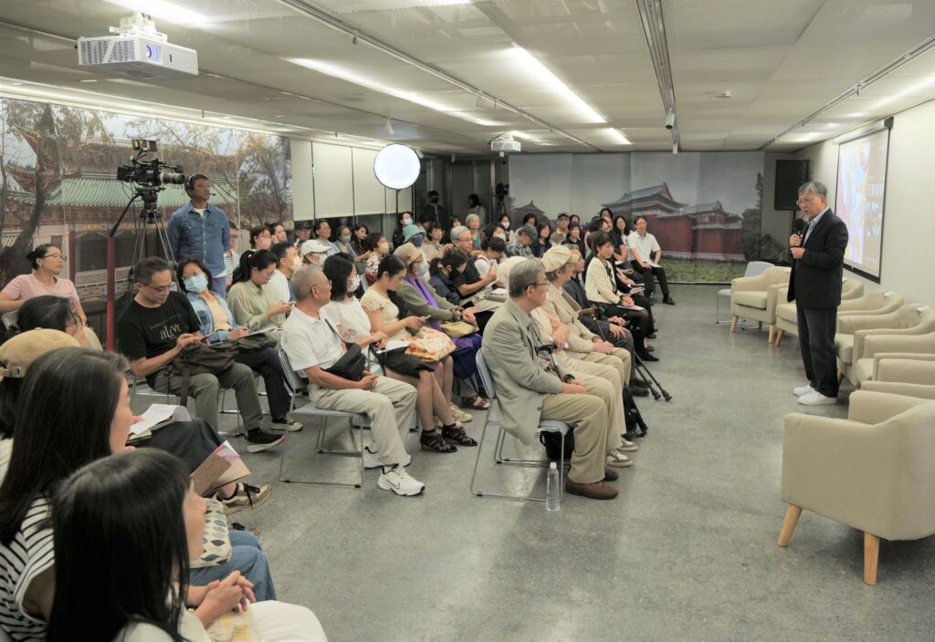▲前國美館館長廖仁義教授(右)主持座談會,並以開場講題的尋夢故事,帶領民眾回到花都巴黎重溫舊夢。(圖/史博館 提供)