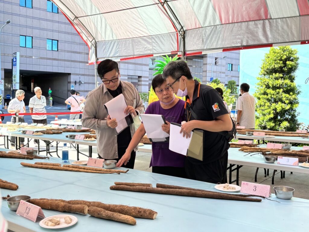▲山藥評鑑過程讓品質優的農作物能受到青睞。（圖/新北市農業局 提供）