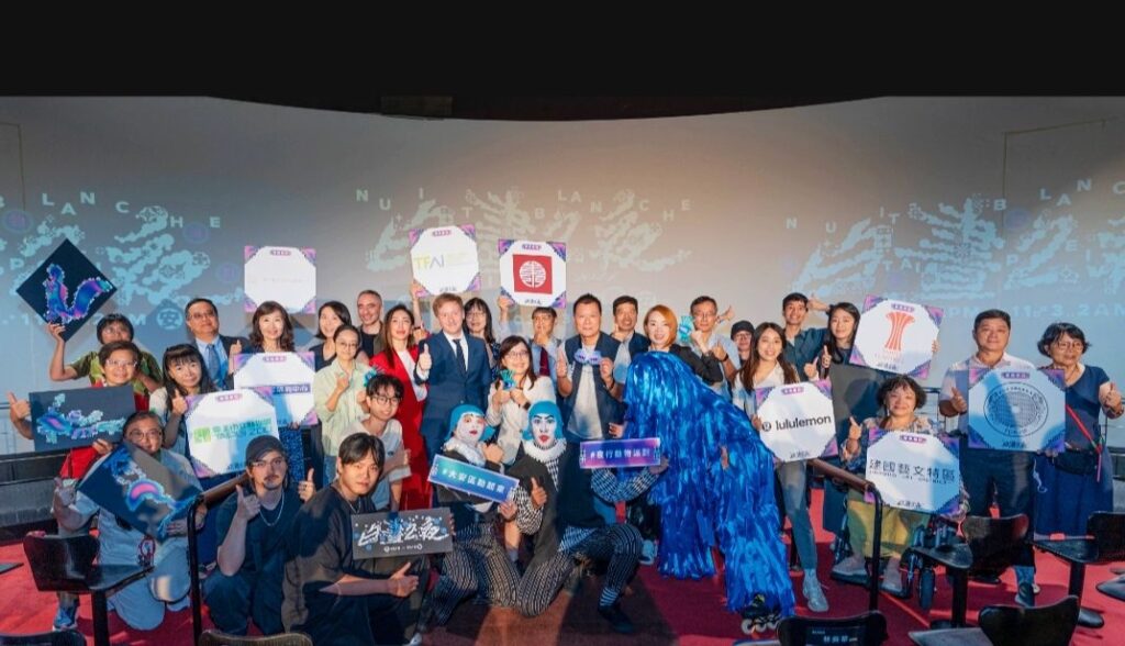 ▲出席發佈會的中外貴賓與表演團體代表開心合影留念，場面熱烈。（圖/臺北市文化局 提供）