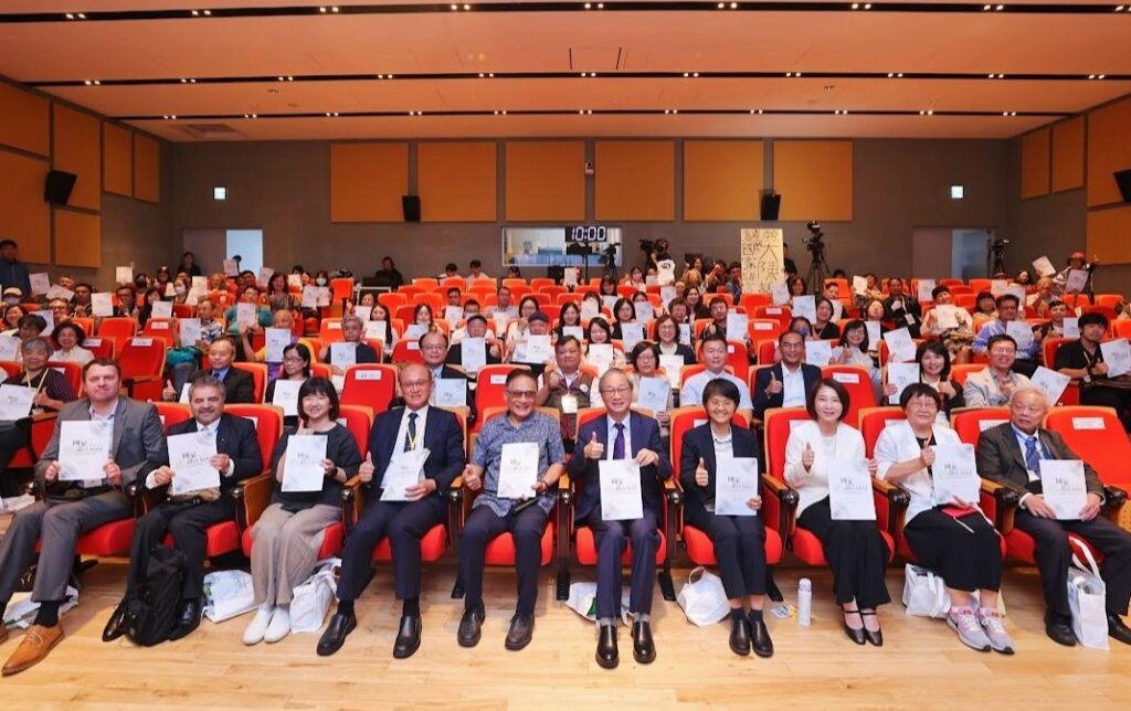 ▲出席國家語言發展會議正式大會的各界貴賓代表合影留念。(圖/文化部 提供)