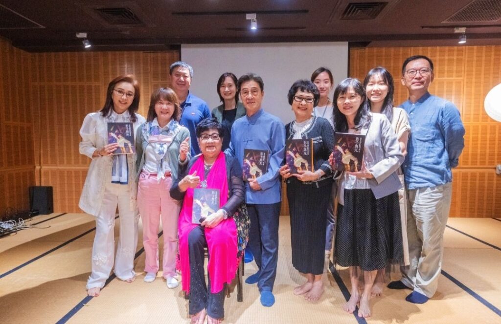 ▲與會貴賓向孫榮輝藝師道賀，場面熱烈。（圖/台北市文化局 提供）