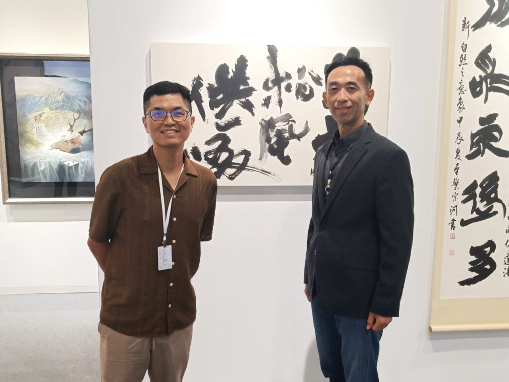 國父紀念館館長王蘭生與中山獎得主葉宗河於書法作品前合影。（記者 陳安婷/攝）