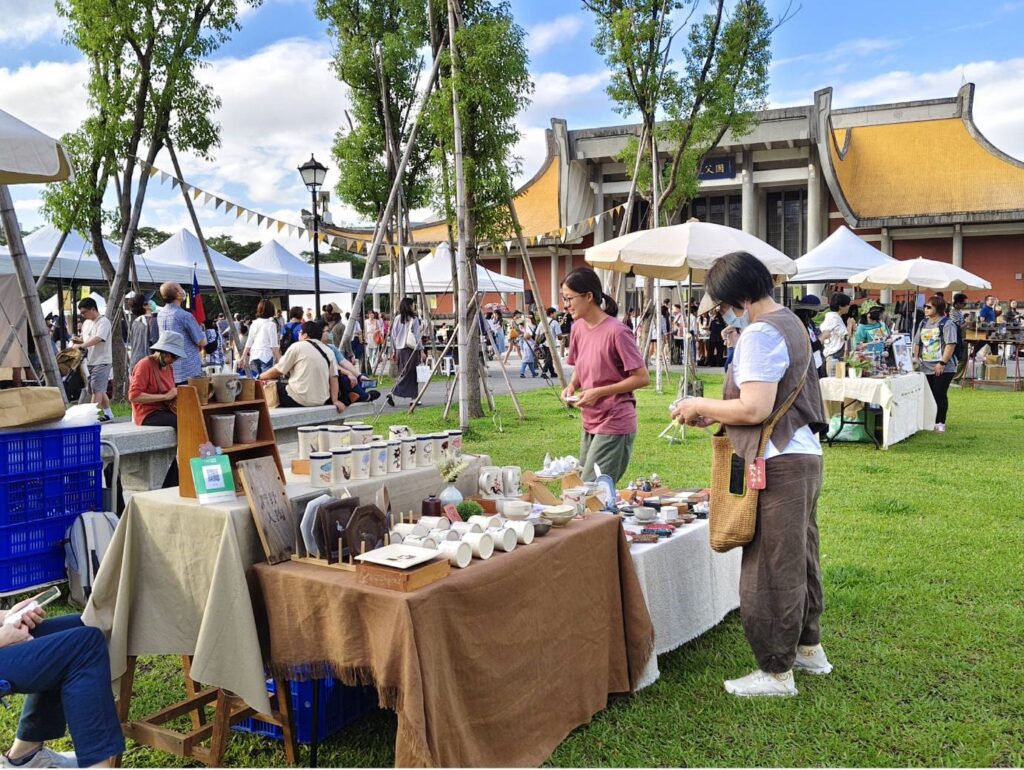 市集活動有400組攤位參與展售，產品多元，吸引人流不絕。（記者 陳安婷/攝）