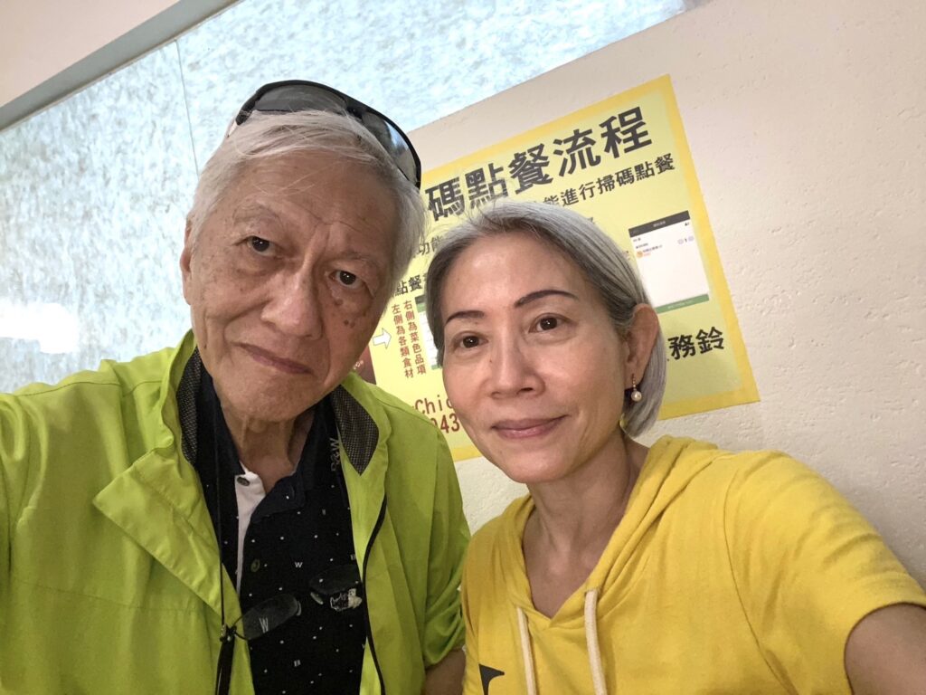 兩人皆為文化人的李怡（左）與邱近思，生活與工作上有著十足的默契。（圖/邱近思 提供）