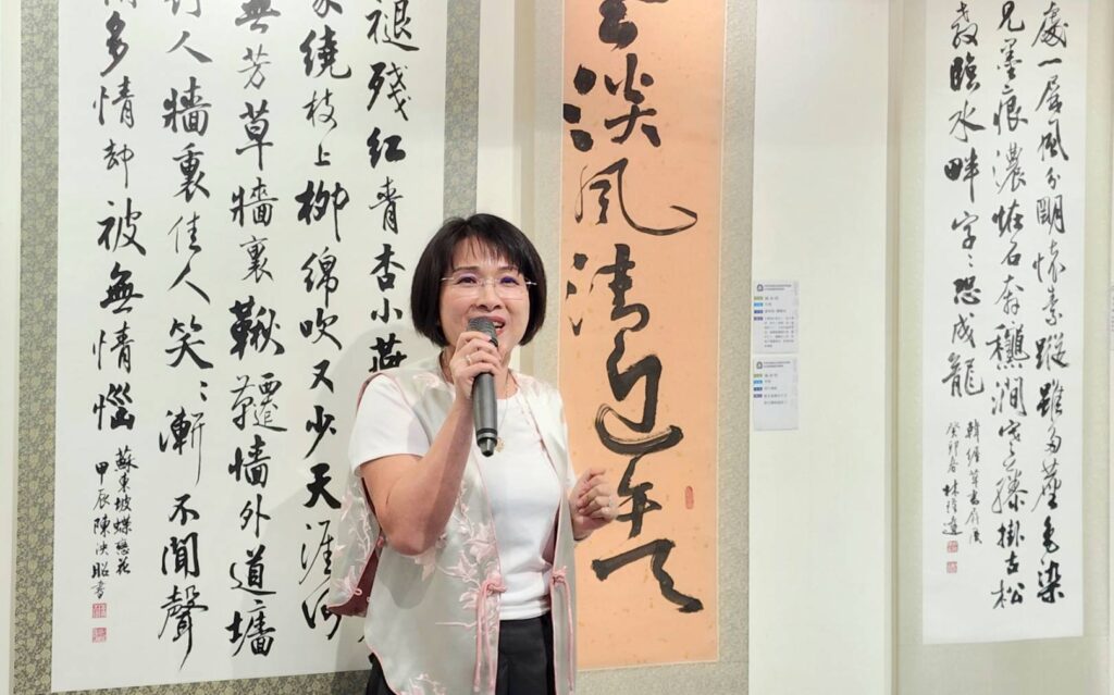 ▲中華民國書法教學研究學會理事長陳泱昭，致詞時說明此次聯展的內容與特色。（記者 辛澎祥/攝）