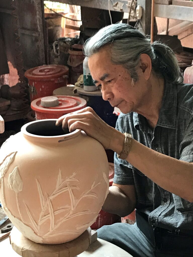 ▲陶藝家林清河專注創作時的神情。(圖/工藝中心 提供)