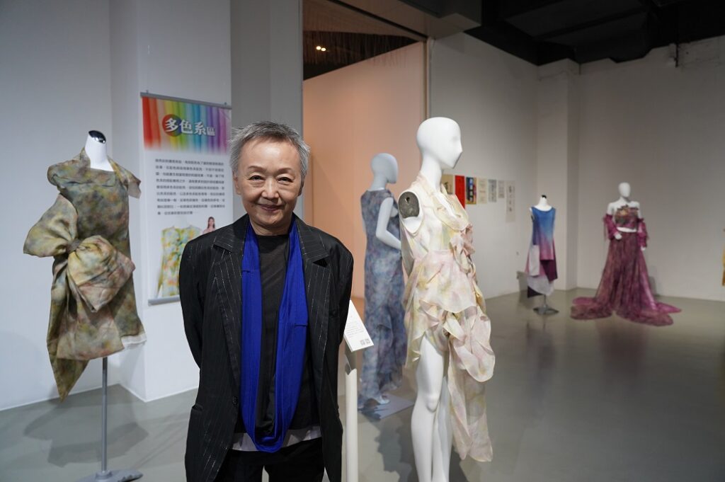 知名設計師許豔玲展出天然染色時尚服飾作品。(圖/文化局提供)