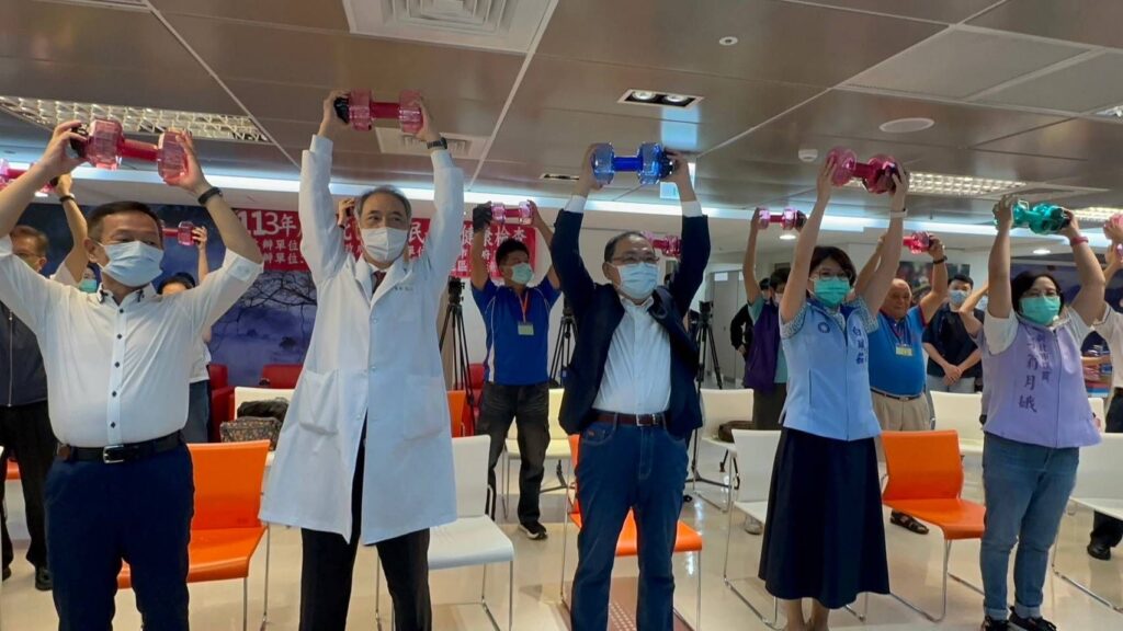 ▲侯友宜市長（中）與醫護人員及民眾做健康操情形。（圖/新北市農業局 提供）