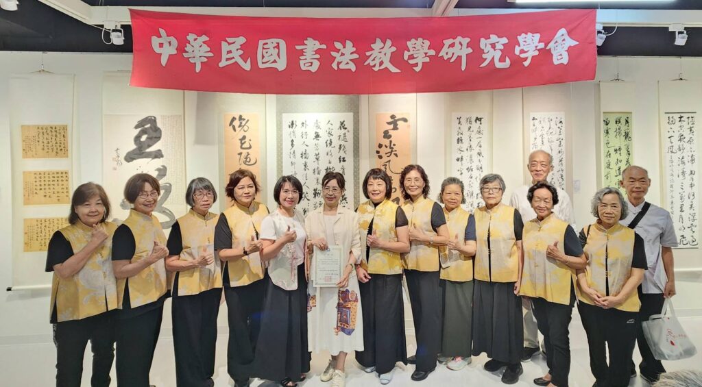 ▲新北市灘音吟社開幕式上吟唱詩詞，引來廣泛迴響，中為灘音吟社副理事長洪淑珍，帶領吟社社員演出備受肯定。（記者 辛澎祥/攝）