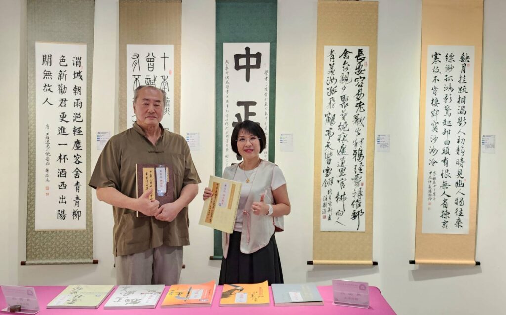▲陳泱昭理事長（右）與徐長春副理事長在展出歷年書冊前強調為今年聯展的創新巧思之舉。（記者 辛澎祥/攝）