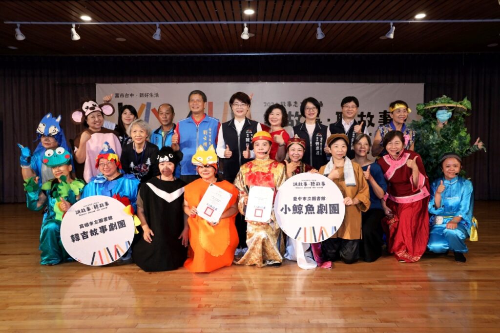 文化局長陳佳君致贈感謝狀予表演故事劇團 。（圖/文化局提供）