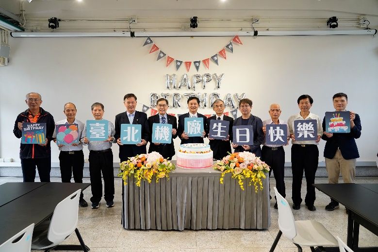 ▲與會貴賓代表祝賀臺北機廠生日快樂。（圖/臺鐵公司 提供）