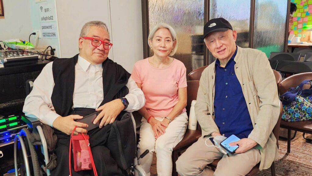 ▲邱近思(中)在新書分享會場合與老友郝明義董事長(左)及曹興誠董事長開心合影。(記者 辛澎祥/攝)