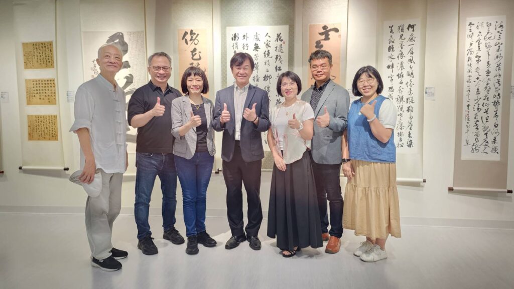 ▲知名書法家也是華梵大學藝術學院院長黃智陽（中）與隸屬書會會員的同學們，在展場開心合影留念。（記者 辛澎祥/攝）
