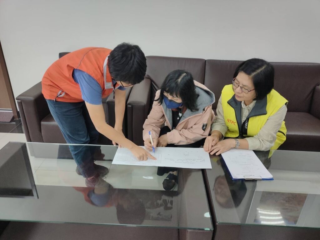 ▲新北市農業局協助農民填寫因颱風所帶來農損的申請補助文件。（圖/新北市農業局 提供）