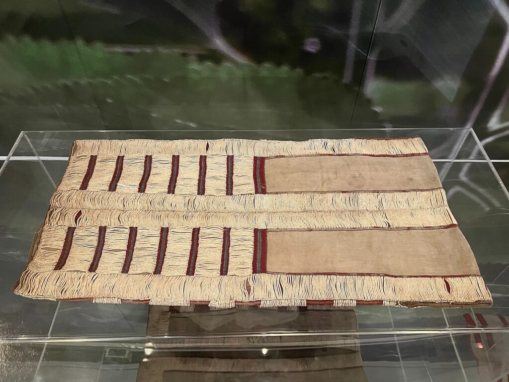 纖博館展出經臺中市登錄為「一般古物」的貝珠衣珍貴館藏。(圖/纖博館提供)