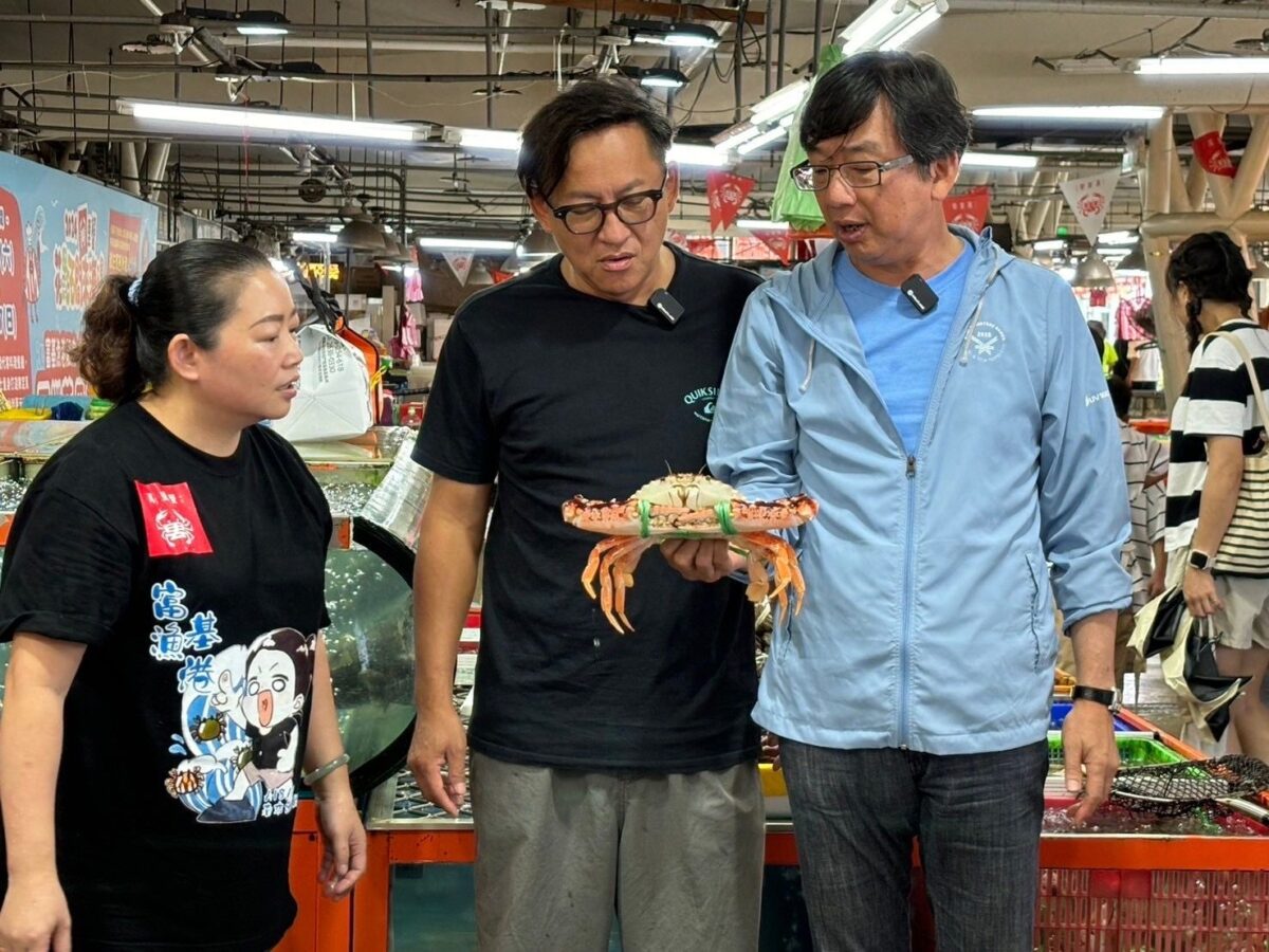 詹姆士現身富基漁港   亞洲萬里蟹大賞免費試吃