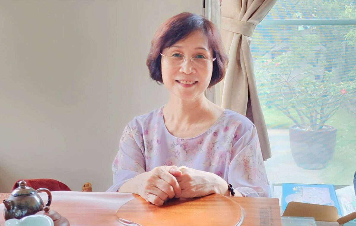 離苦得樂  莊嚴慈悲  林亮吟在定心沈靜中創作  膠彩基底的水墨筆觸  佛像畫現代風  怡然自在