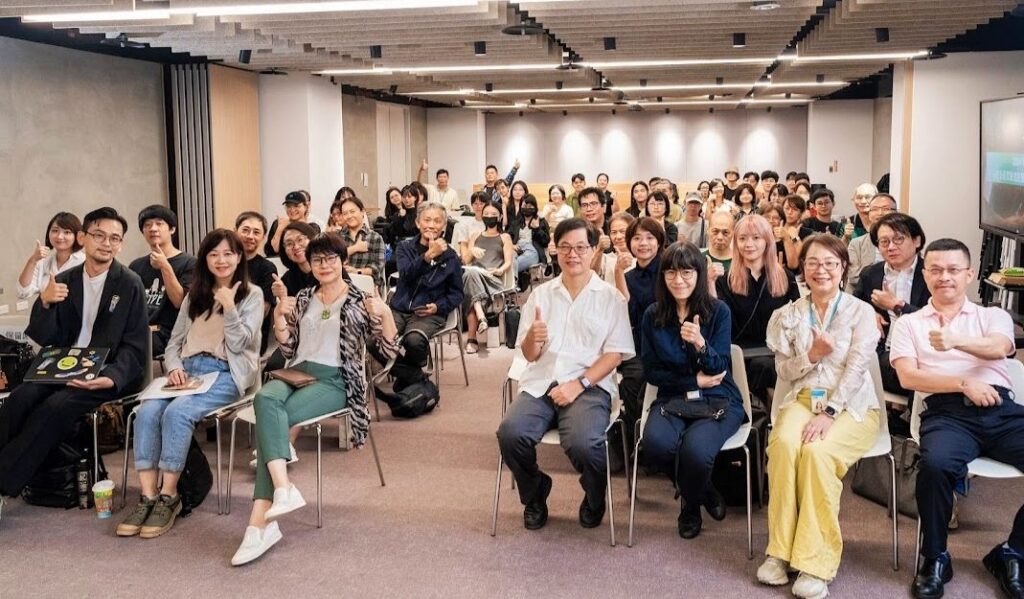 ▲文化部藝發司司長周雅菁(前排左三)與貴賓及參與發表演説的專家學者,在活動上合影留念。(圖/文化部 提供)
