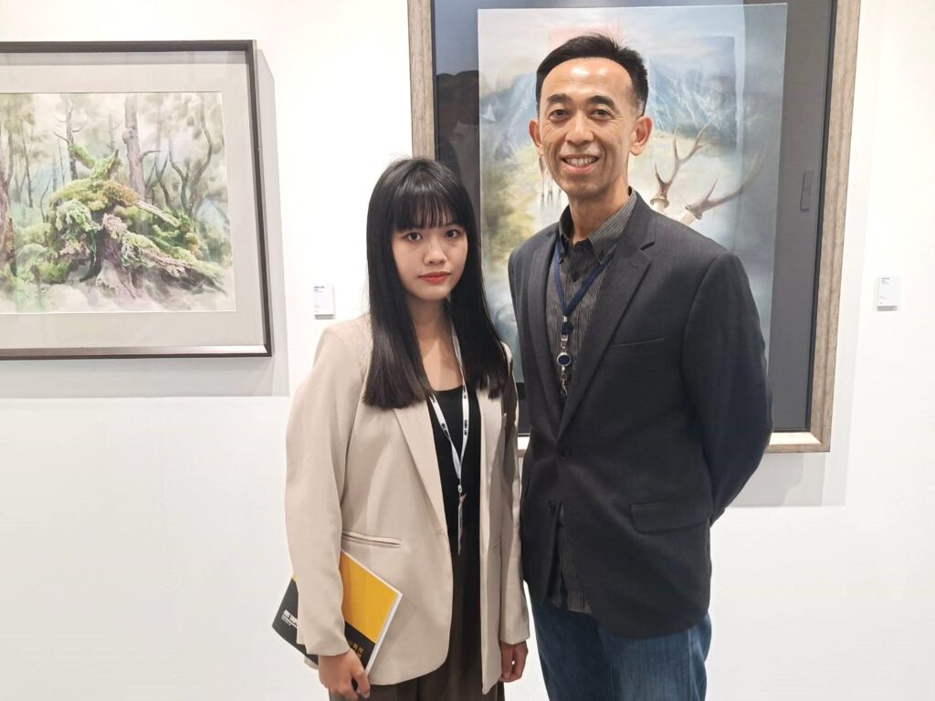 國父紀念館館長王蘭生與中山獎得主廖敏如於油畫作品前合影。（記者 陳安婷/攝）