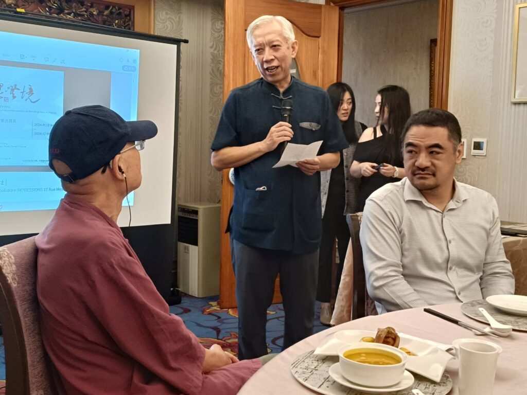 ▲前國立國父紀念館館長現為文化部參事梁永斐（中）特別以藝術家摯友身份向施春茂（左）表達道賀之意。右為施春茂次子施彥仰執行長。（記者 辛澎祥/攝）