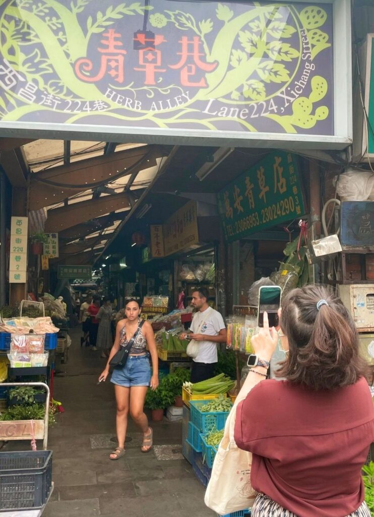 ▲萬華的青草巷極具人文特色。（圖/台北市文化局 提供）